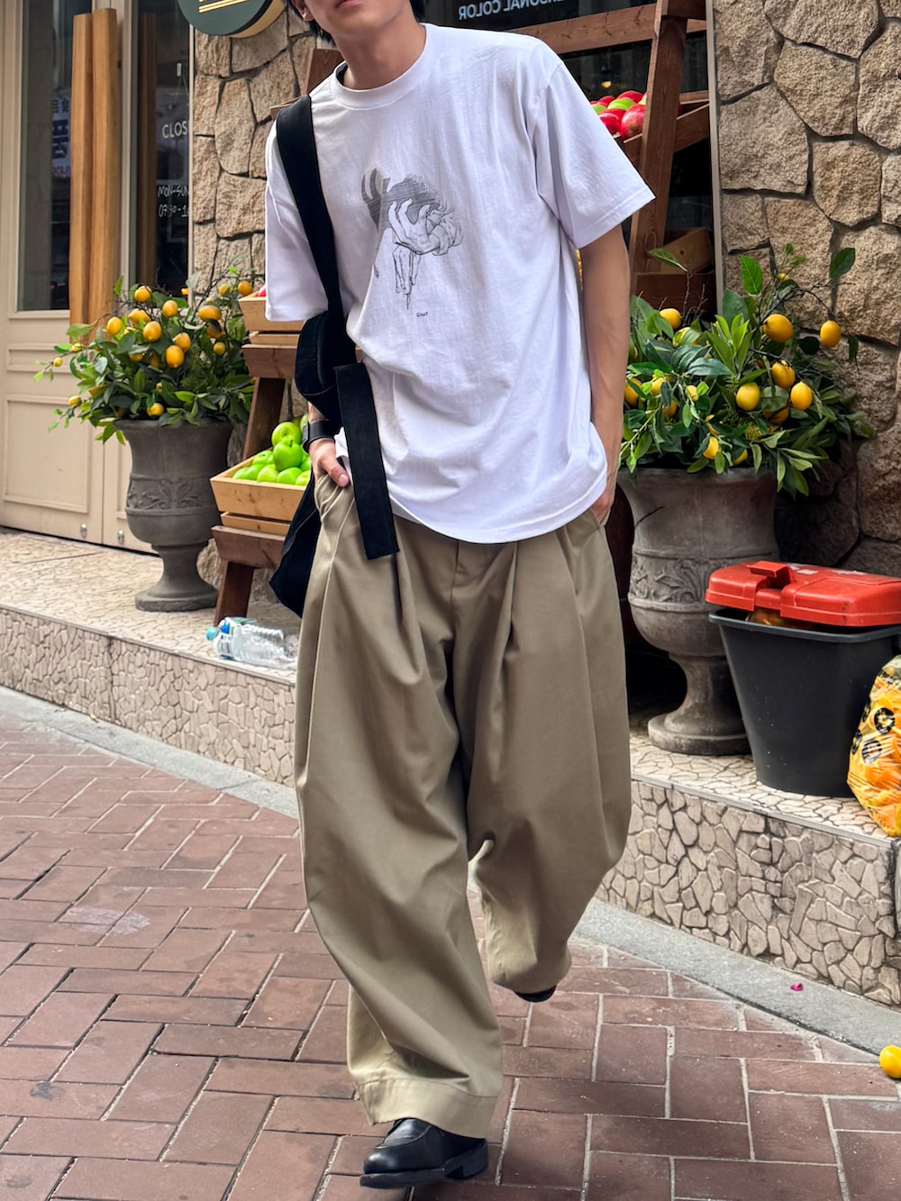 ホワイト系のTシャツ/カットソー、グリーン系のTシャツ/カットソー、ブラック系のローファーを着用したメンズの夏コーディネートの5枚目の写真