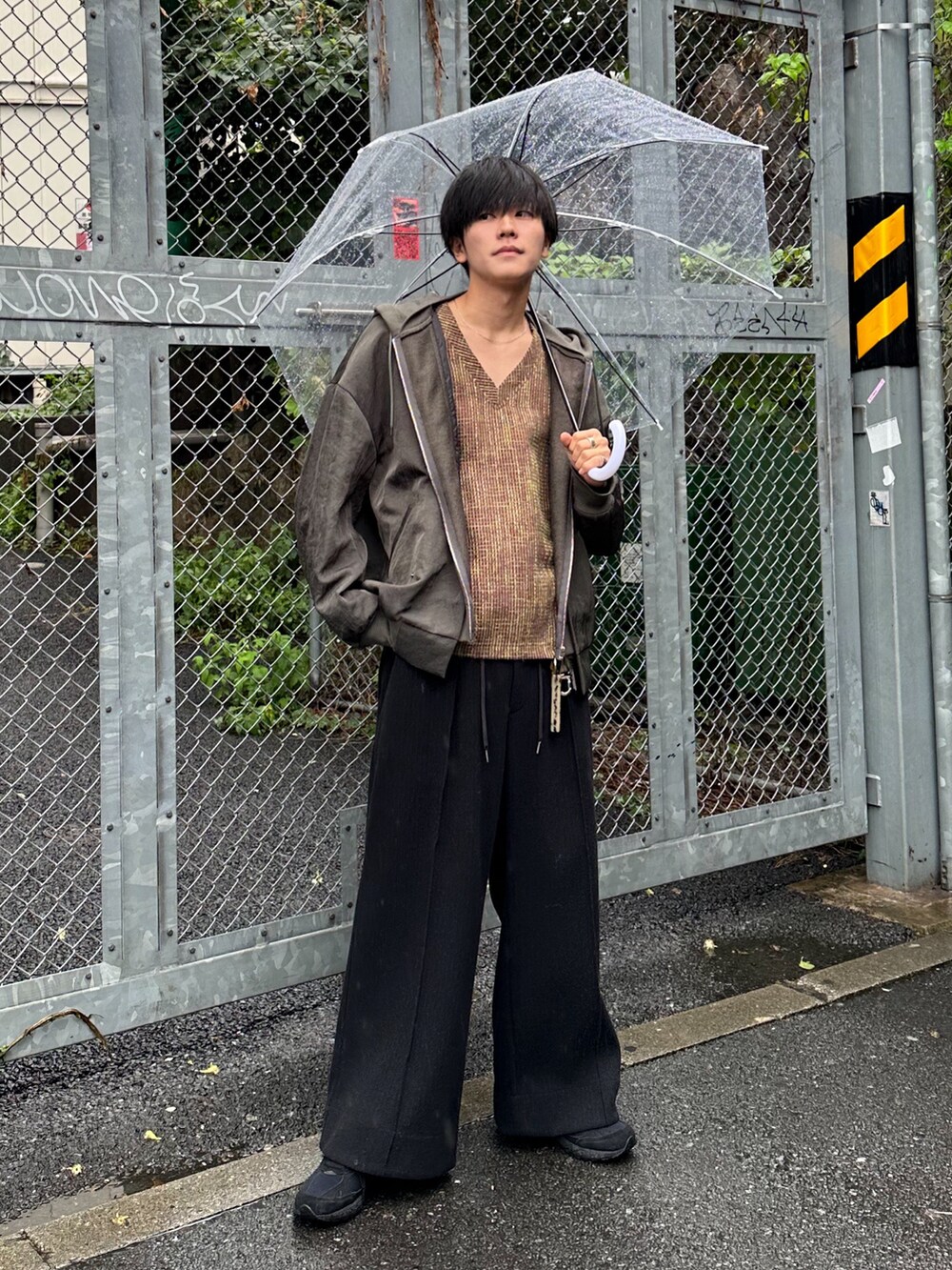 「ファッションを楽しもう、大人カジュアル、パーカー、Vネック、ニットパンツ、大人コーデ、お出かけコーデ」｜「SISEのSISE HOODIE MA-01 BLOUSON（ブルゾン、グリーン系）」を使った、KAIさん（メンズ・183cm）の秋コーディネートの3枚目の写真