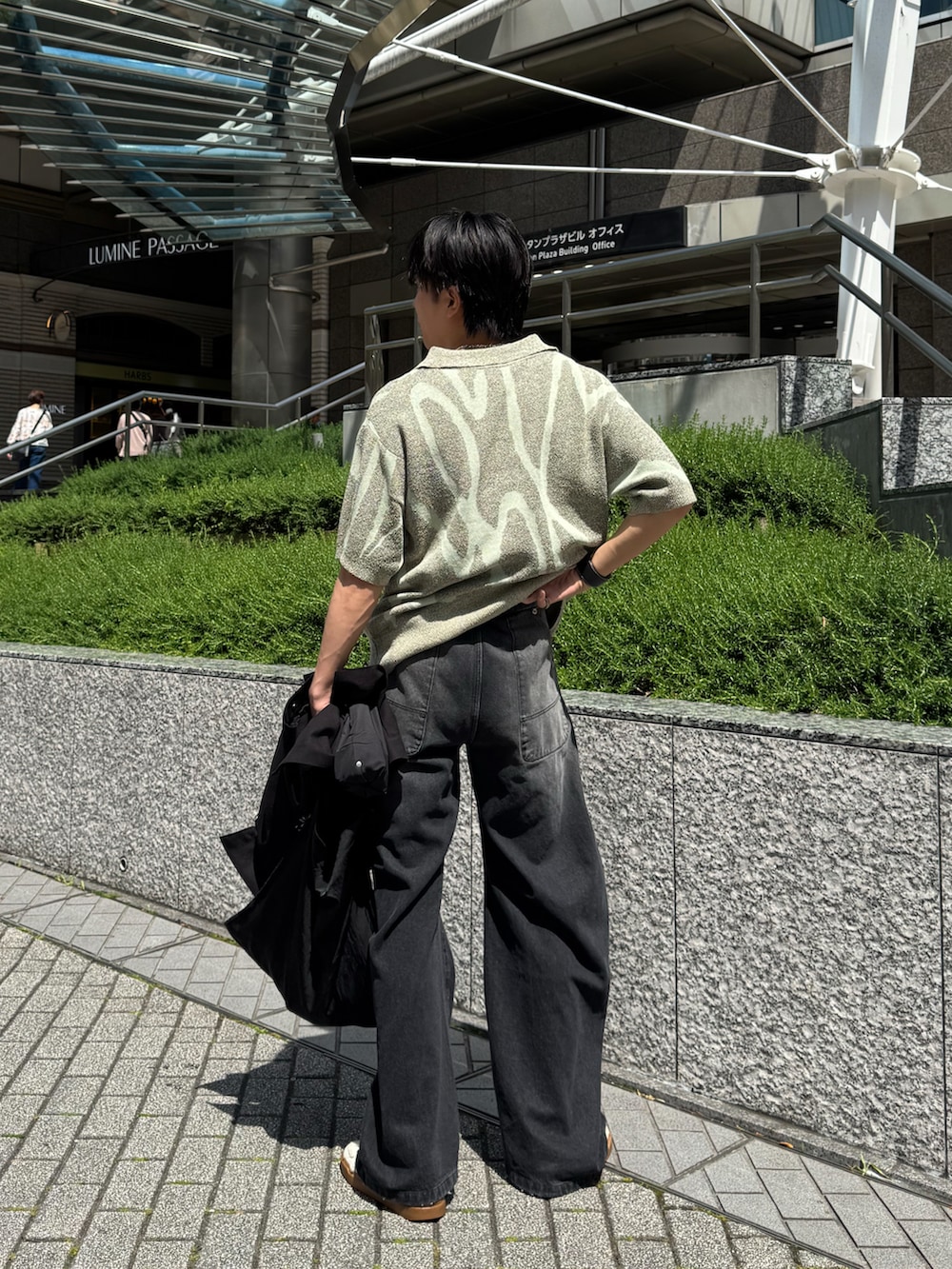 「最近のいい感じコーデ、夏コーデ、ポロシャツ、ニットポロ、アースカラー、休日スタイル、デニム、デニムパンツ、お出かけコーデ、オトナカジュアル」｜「CONZのダークウォッシュカーブデニム（デニムパンツ、ブラック系）」を使った、KAIさん（メンズ・183cm）の春コーディネートの3枚目の写真