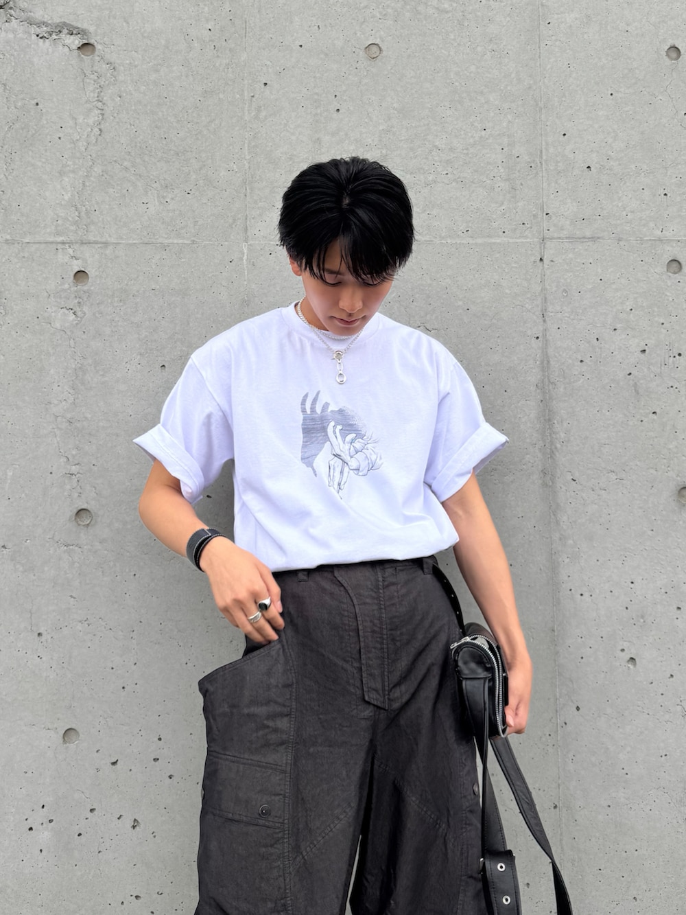 「モノトーン、白Tシャツ、プリントT、グラフィックＴ、夏コーデ、休日コーデ、カーゴパンツ、夏だ！Tシャツ着よう！」｜「URU TOKYOのCREW NECK S/S TEE（Tシャツ/カットソー、ホワイト系）」を使った、KAIさん（メンズ・183cm）の春コーディネートの2枚目の写真