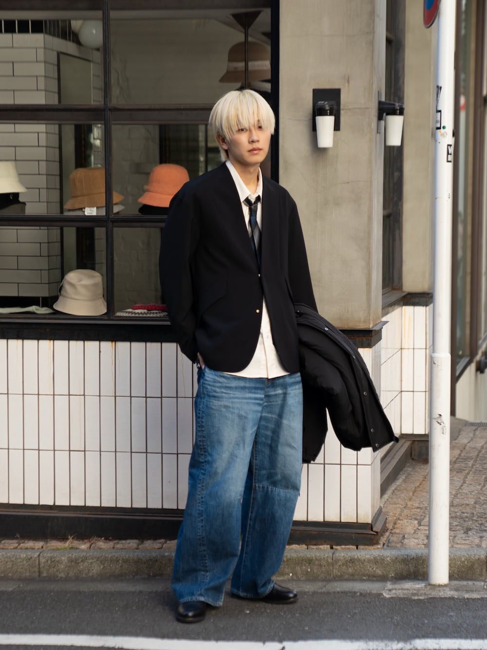 「冬アウター、オトナカジュアル、お出かけコーデ、きれいめカジュアル、革靴、ネクタイ、ジャケット、大人カジュアル、冬コーデ、デニム、デニムパンツ」｜「remerのloose monster over jacket / ルーズモンスターオーバージャケット（ダウンジャケット/コート、ブラック系）」を使った、KAIさん（メンズ・183cm）の冬コーディネートの2枚目の写真
