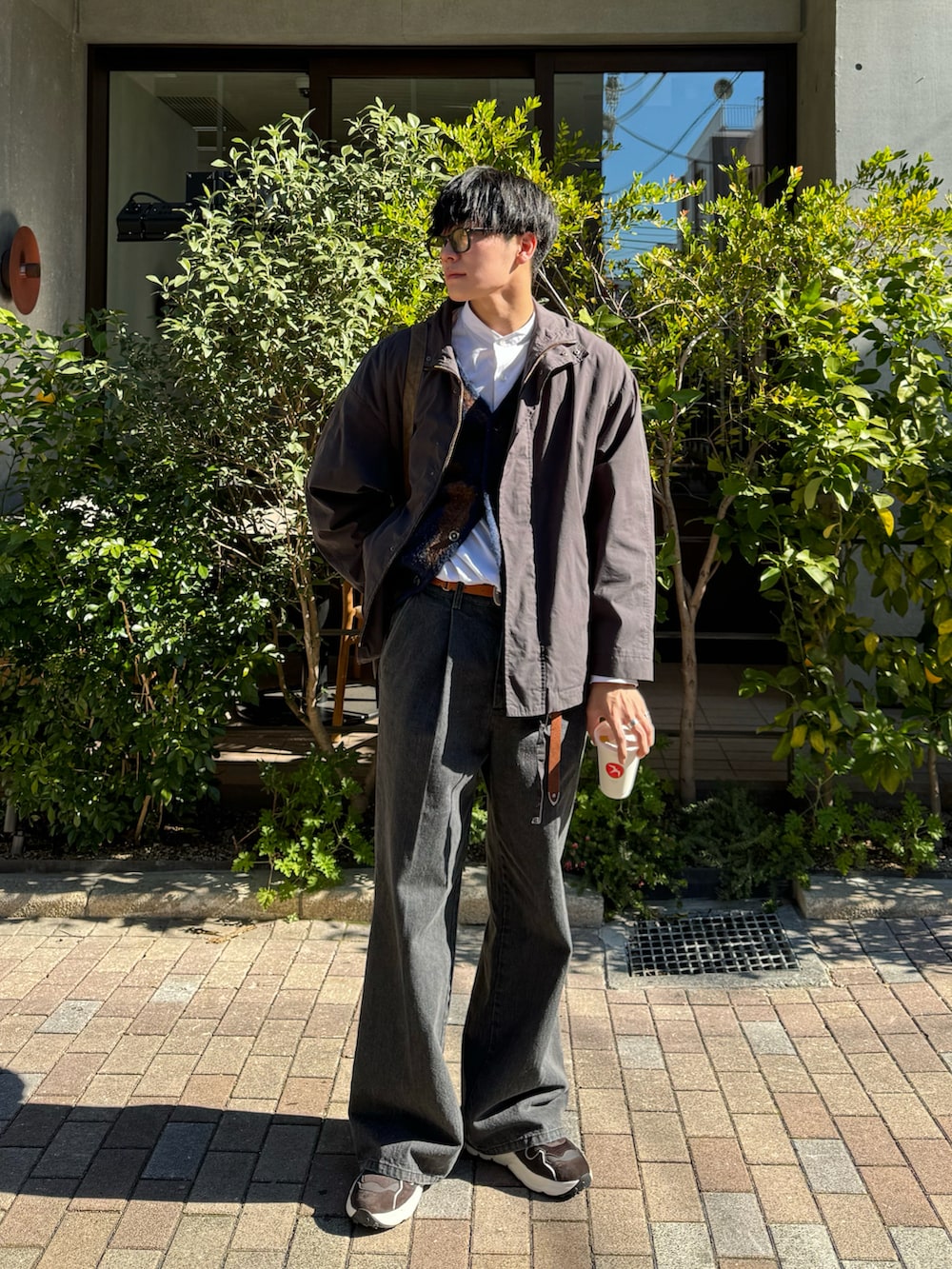 「似合うラボに行こう、レイヤードスタイル、春コーデ、ダテメガネ、春服みてみて、スニーカー、デニム、デニムパンツ、きれいめカジュアル、カーディガン」｜「remerのloose Hi-zip over jacket / ルーズハイジップオーバージャケット（ブルゾン、グレー系）」を使った、KAIさん（メンズ・183cm）の冬コーディネートの3枚目の写真