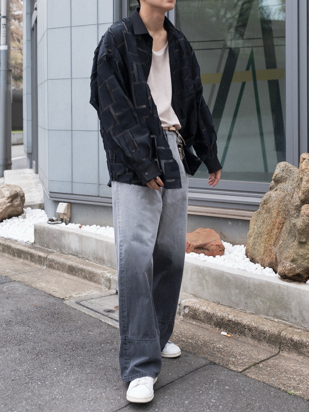 ブラック系のシャツ/ブラウス、ホワイト系のタンクトップ、ブラック系のデニムパンツを着用したメンズの春コーディネートの3枚目の写真