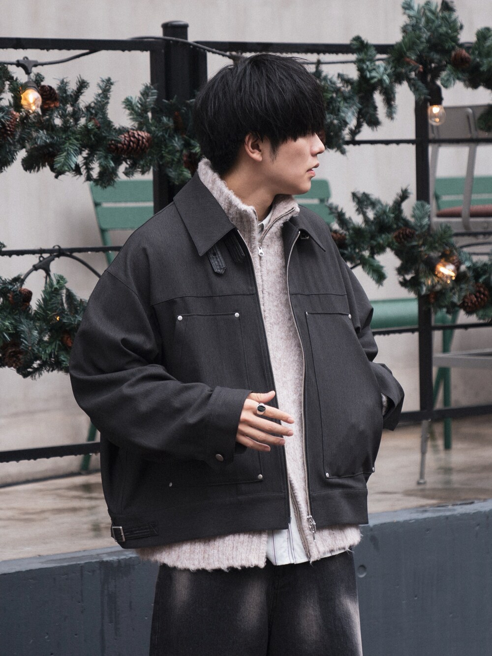 「新星WEARISTAにエントリー、WEARyouthコーデ、レイヤードスタイル、ドライバーズニット、B-3、ジャケット、ジャケットスタイル、デニム、カジュアルコーデ、グリーン、冬のコーデ、オトナカジュアル」｜「CASPER JOHNのWool mix drivers knit/ウールミックスドライバーズニット（ニット/セーター、ホワイト系）」を使った、KAIさん（メンズ・183cm）の冬コーディネートの3枚目の写真