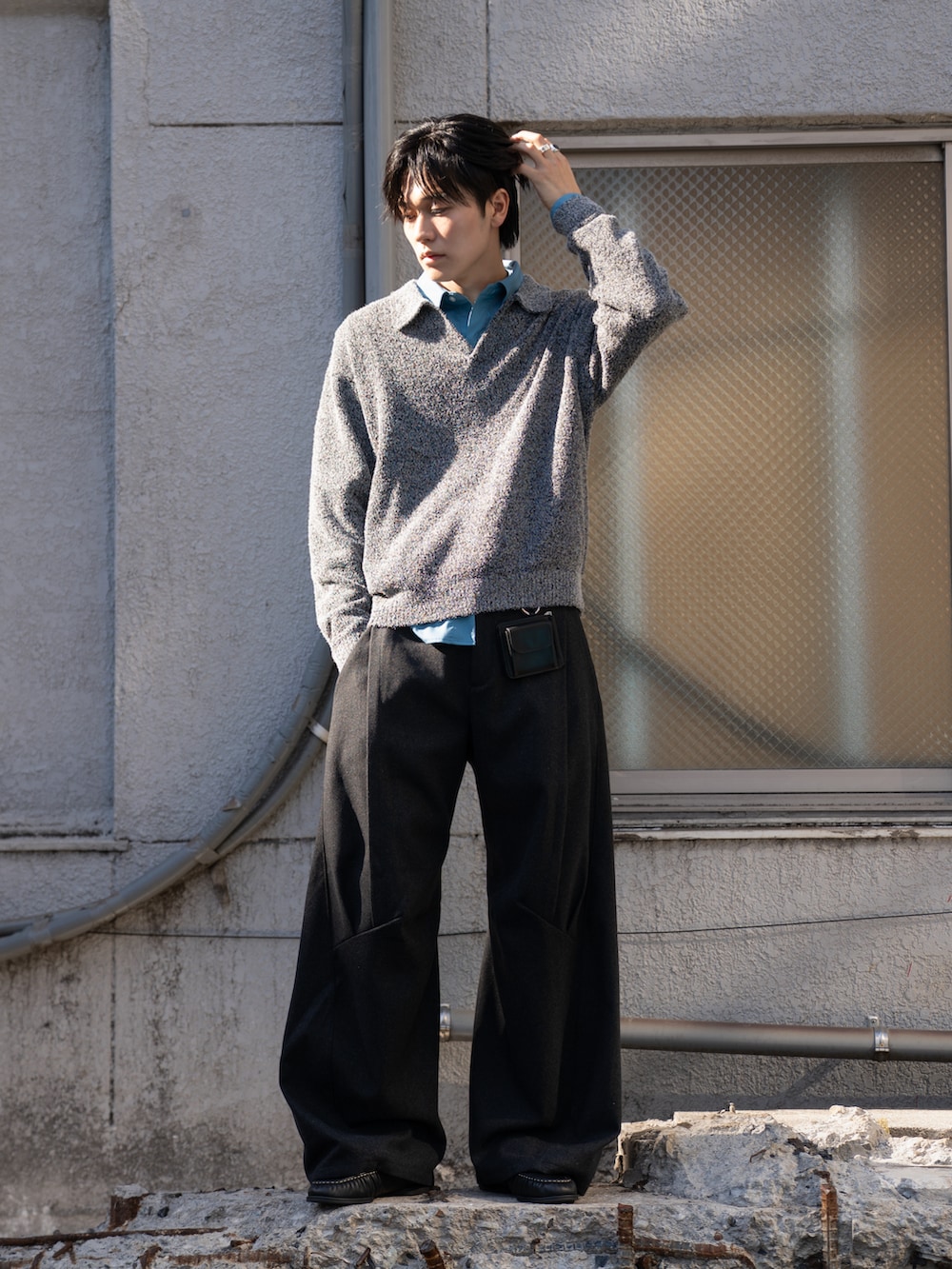 ブルー系のシャツ/ブラウス、ブラック系のその他パンツ、ブラック系の札入れ/マネークリップを着用したメンズの冬コーディネートの2枚目の写真