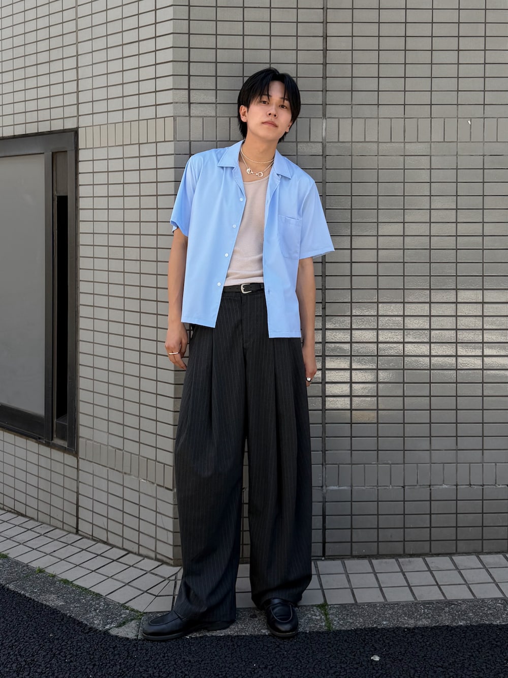 その他のスラックス、ブルー系のシャツ/ブラウス、ホワイト系のタンクトップを着用したメンズの春コーディネートの2枚目の写真