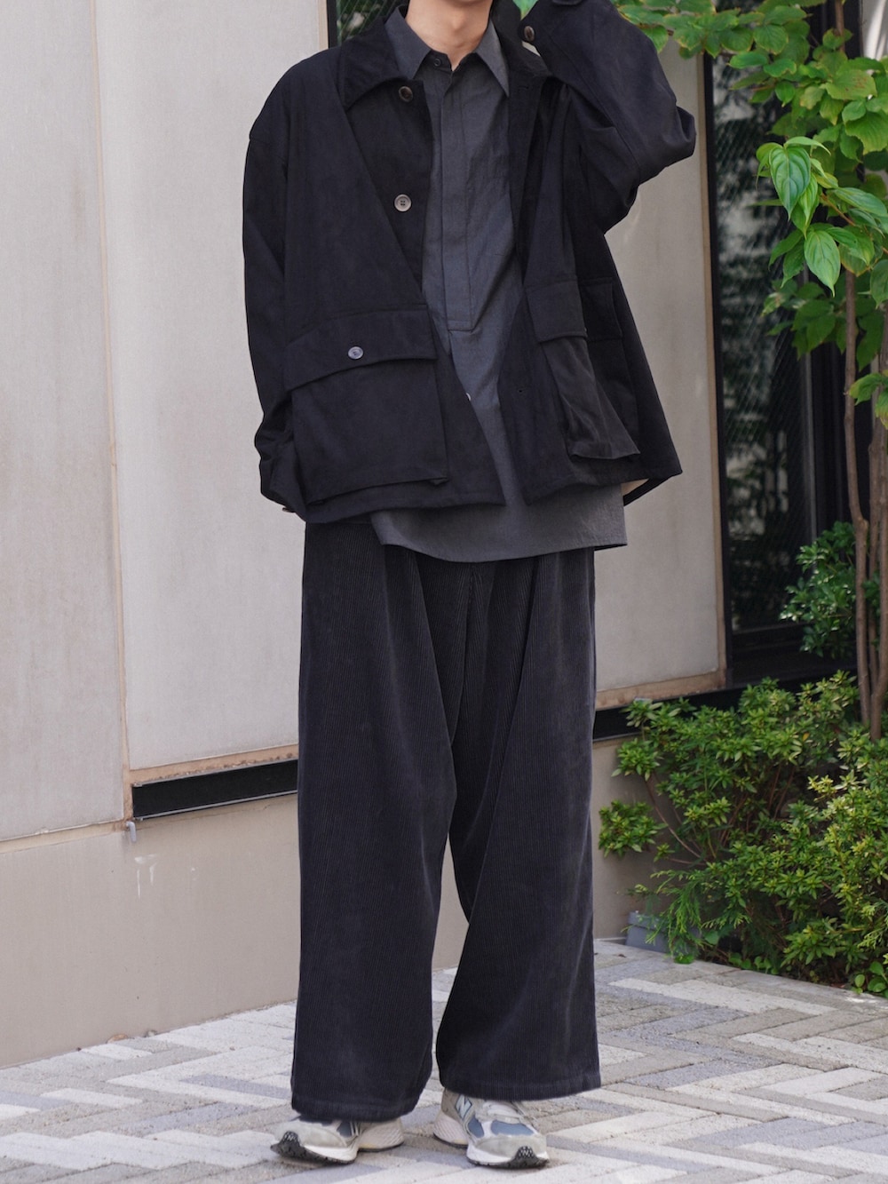「休日スタイル、秋のコーデ、秋服、ジャケット、ミリタリー、オトナカジュアル、m47、ビッグシルエット、コーデュロイ、コーデュロイパンツ、モノトーンコーデ、スニーカー」｜「SLICKのシャンブレープルオーバーシャツ（シャツ/ブラウス、グレー系）」を使った、KAIさん（メンズ・183cm）の秋コーディネートの5枚目の写真