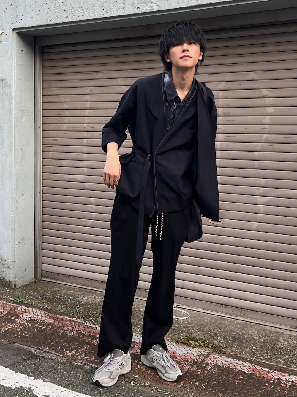 ブルー系のカーディガン/ボレロ、ブラック系のシャツ/ブラウス、ブラック系のパンツを着用したメンズの夏コーディネートの2枚目の写真