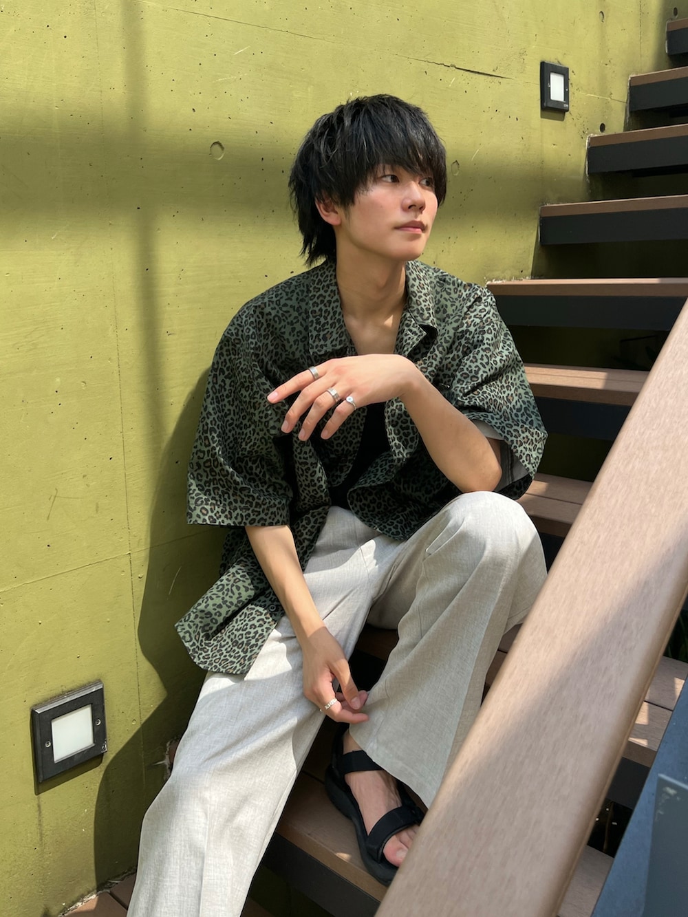 「夏コーデ、カジュアルコーデ、レオパード、ゆるコーデ、ストリートコーデ、サンダル、ビッグシルエット、FREAK’Ｓ STORE、スラックス、白パンツ、タックイン、柄シャツ」｜「FREAK'S STOREのFREAK'S STORE/フリークスストア イージー ハーフスリーブシャツ/半袖シャツ（シャツ/ブラウス、その他）」を使った、KAIさん（メンズ・183cm）の夏コーディネートの4枚目の写真