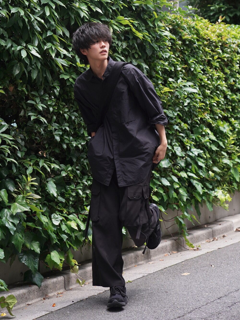 「大人コーデ、夏、オトナカジュアル、cordura、シャツスタイル、休日スタイル、オールブラック、カーゴパンツ、ミリタリー、カジュアル、モノトーンコーデ、パラシュートパンツ、スニーカー、ニューバランス」｜「FREAK'S STOREのFREAK'S STORE/フリークスストア CORDURA SHT BLOUSON /コーデュラ/シャツブルゾン（ブルゾン、ブルー系）」を使った、KAIさん（メンズ・183cm）の夏コーディネートの3枚目の写真