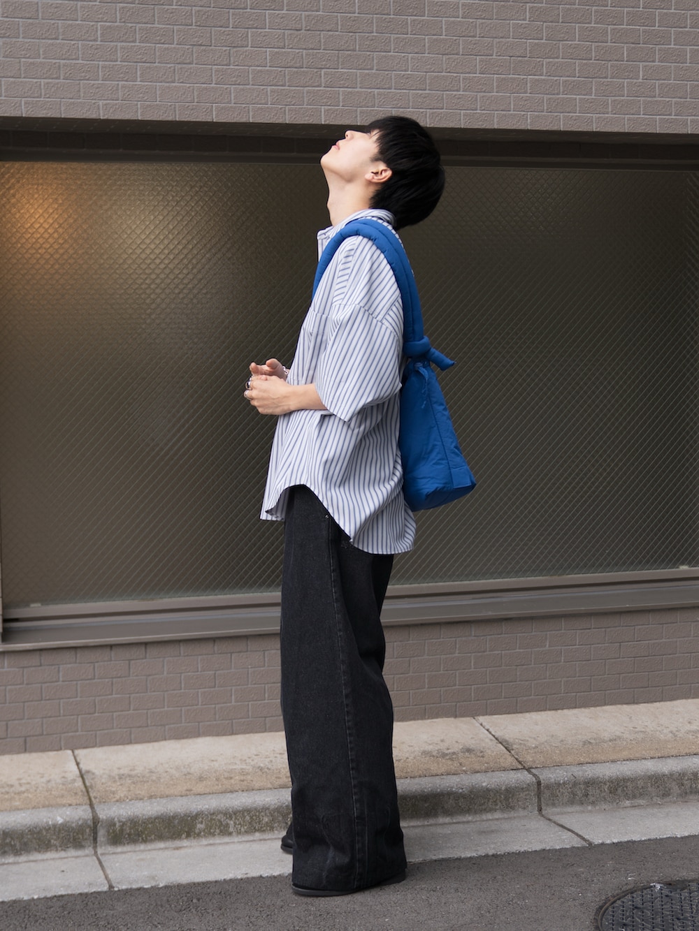 「大人カジュアル、ストライプ、ストライプシャツ、ショルダーバッグ、ブルー、olend、ゆるコーデ、キレイめ、デニム、デニムパンツ、オトナカジュアル、休日スタイル、ビッグシルエット」｜「OLENDのOLEND ONA SOFT BAG（ハンドバッグ、ブルー系）」を使った、KAIさん（メンズ・183cm）の春コーディネートの3枚目の写真