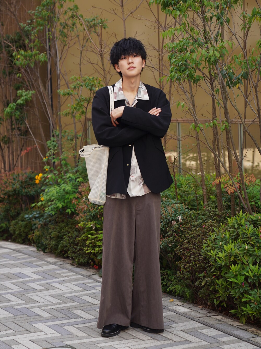 「大人カジュアル、ノーカラージャケット、春夏コーデ、柄シャツ、休日コーデ、オーバーサイズ、ビックシルエット、ワイドパンツ、いまどきジャケット写真、春アウター、シンプル、休日スタイル、ショルダーバッグ、バギーパンツ、シャツスタイル」｜「TAUPEのTAUPE/トープ/２ＷＡＹナイロンカーディガンジャケット（テーラードジャケット、ブラック系）」を使った、KAIさん（メンズ・183cm）の春コーディネートの3枚目の写真