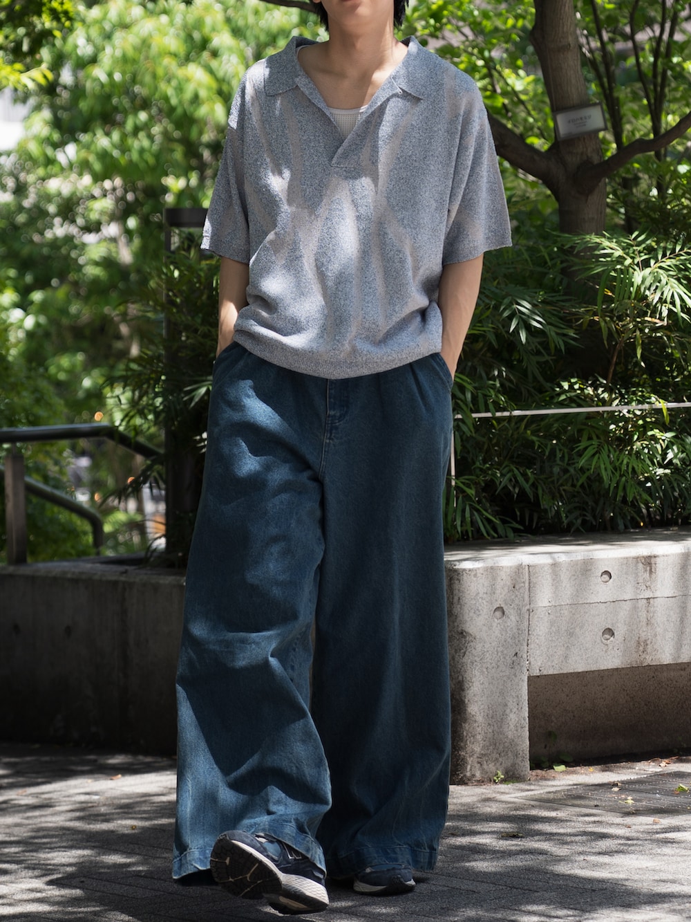 「最近のいい感じコーデ、夏コーデ、ポロシャツ、ニットポロ、デニム、デニムパンツ、レイヤードスタイル、オトナカジュアル、CASPER JOHN、休日スタイル」｜「CASPER JOHNのMarble skipper knit polo shirts/マーブルスキッパーニットポロシャツ（ポロシャツ、ブルー系）」を使った、KAIさん（メンズ・183cm）の春コーディネートの3枚目の写真