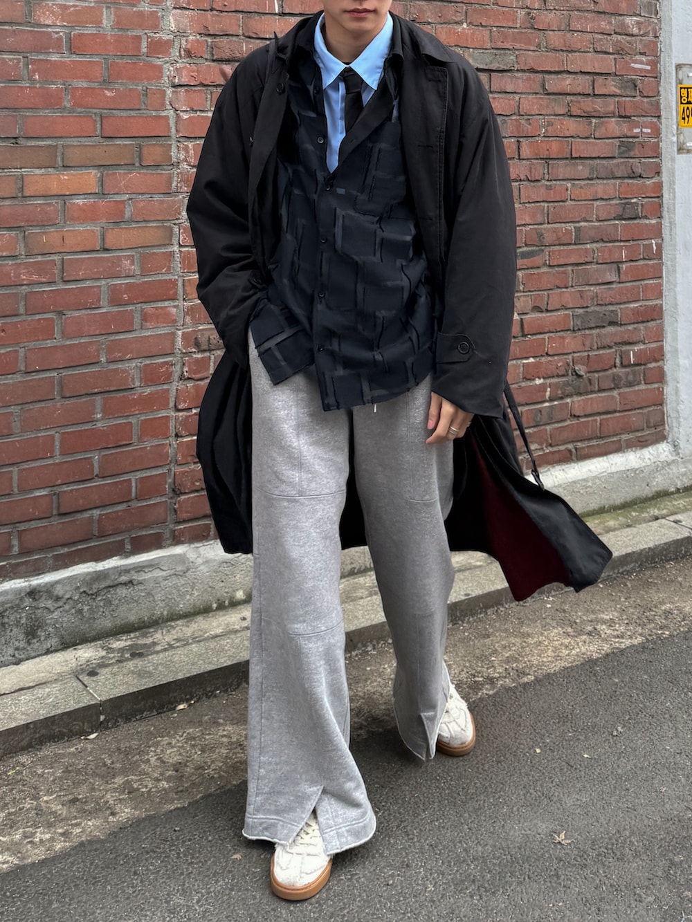 「春のおしゃ見えテクニック、春アウター、レイヤードスタイル、ネクタイ、ゆるコーデ、スウェット、スウェットパンツ、シースルー、休日スタイル、大人カジュアル、お出かけコーデ」｜「TAUPEのTAUPE/トープ/GEOMETRIC JQ LOOSE SHIRTS（シャツ/ブラウス、ブラック系）」を使った、KAIさん（メンズ・183cm）の春コーディネートの2枚目の写真