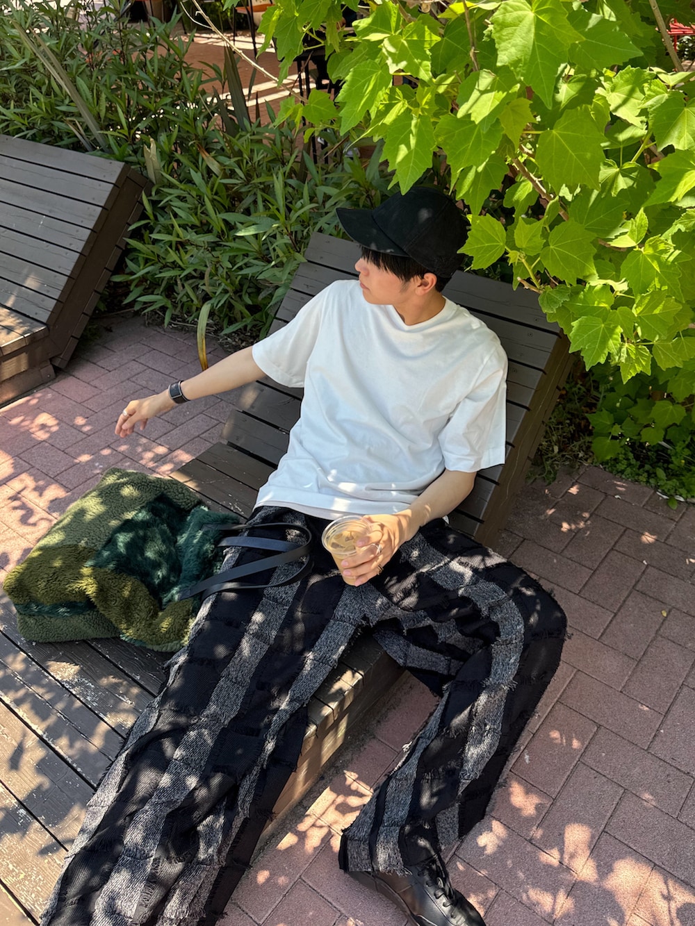 「モノトーン、オトナカジュアル、初夏コーデ、ゆるコーデ、リラックススタイル、休日スタイル、休日コーデ、お出かけコーデ、夏コーデ、白Tシャツ」｜「CASPER JOHNのFringe HAKAMA slacks/フリンジ袴スラックス（スラックス、ホワイト系）」を使った、KAIさん（メンズ・183cm）の夏コーディネートの2枚目の写真