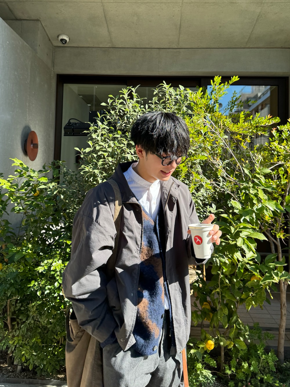「似合うラボに行こう、レイヤードスタイル、春コーデ、ダテメガネ、春服みてみて、スニーカー、デニム、デニムパンツ、きれいめカジュアル、カーディガン」｜「remerのloose Hi-zip over jacket / ルーズハイジップオーバージャケット（ブルゾン、グレー系）」を使った、KAIさん（メンズ・183cm）の冬コーディネートの2枚目の写真