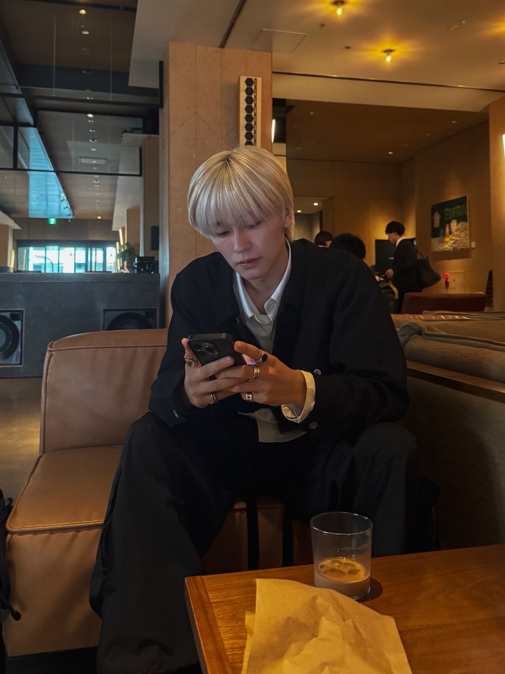 「モノトーン、ブラック、ブラックコーデ、レイヤードスタイル、おでかけコーデ、ビッグシルエット、カーゴパンツ、大人コーデ」｜「VICTIMのVICTIM ヴィクティム / TRUCKER JACKET セットアップトラッカージャケット / VTM-24-O-105（セットアップ、ブラック系）」を使った、KAIさん（メンズ・183cm）の秋コーディネートの3枚目の写真