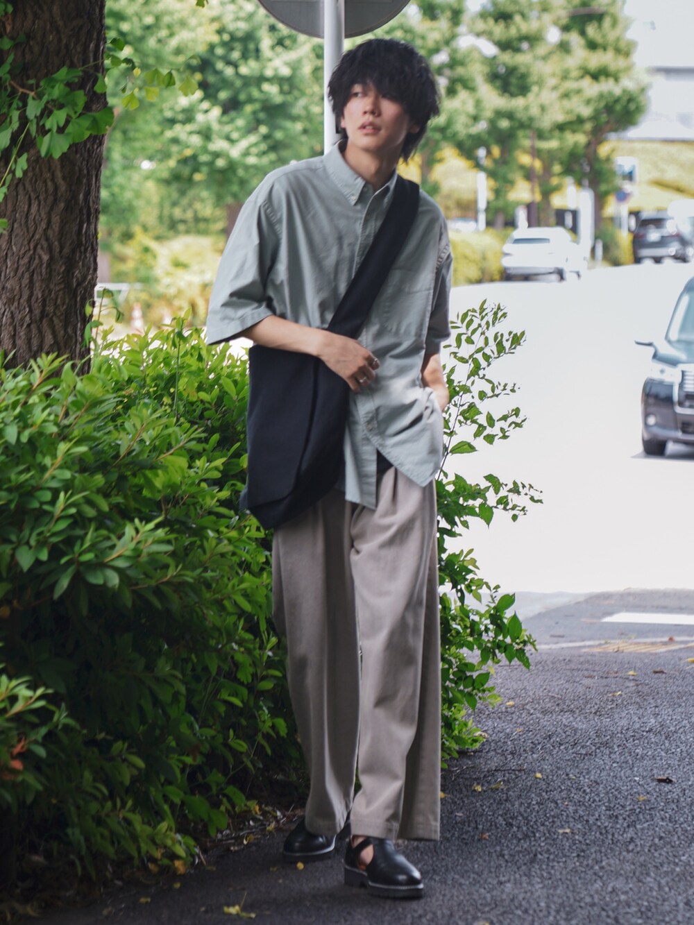 「夏コーデ、ラフ、ワイドパンツ、シャツ、シャツスタイル、ミントグリーン、ベージュ、ワイドデニム、アースカラー、メッセンジャーバッグ、グルカサンダル、サンダル、革靴、キレイめ、きれいめカジュアル」｜「FREAK'S STOREのFREAK'S STORE/フリークスストア ピグメントBD半袖シャツ/ピグメント（シャツ/ブラウス、グリーン系）」を使った、KAIさん（メンズ・183cm）の夏コーディネートの2枚目の写真
