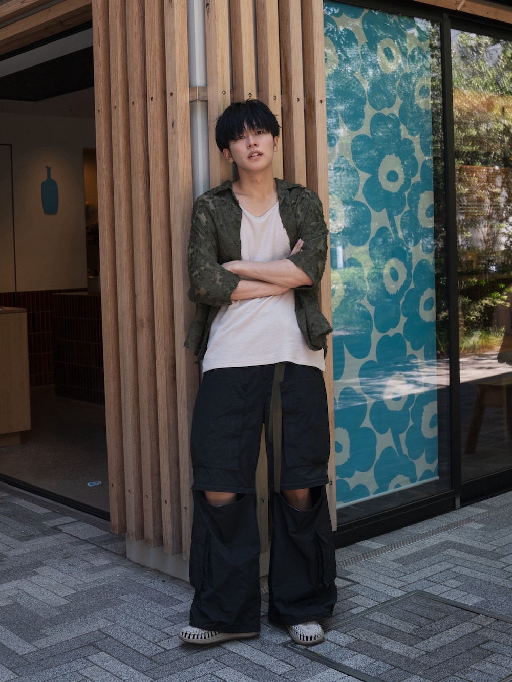 「夏コーデ、シースルー、柄シャツ、カーゴパンツ、keen、オトナカジュアル、お出かけコーデ、オーバーサイズ、きれいめカジュアル」｜「CASPER JOHNのVarious dolman shirts -fringe flower sheer- / バリアスドルマンシャツ -フリンジフラワーシアー-（シャツ/ブラウス、グリーン系）」を使った、KAIさん（メンズ・183cm）の夏コーディネートの2枚目の写真