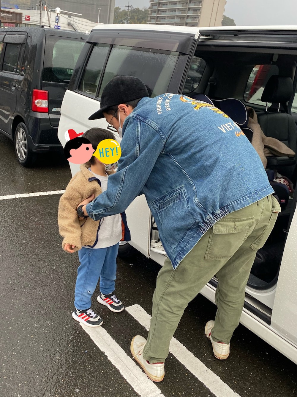 ブルー系のデニムジャケット、グリーン系のその他パンツ、ホワイト系のスニーカーを着用したメンズの冬コーディネートの2枚目の写真