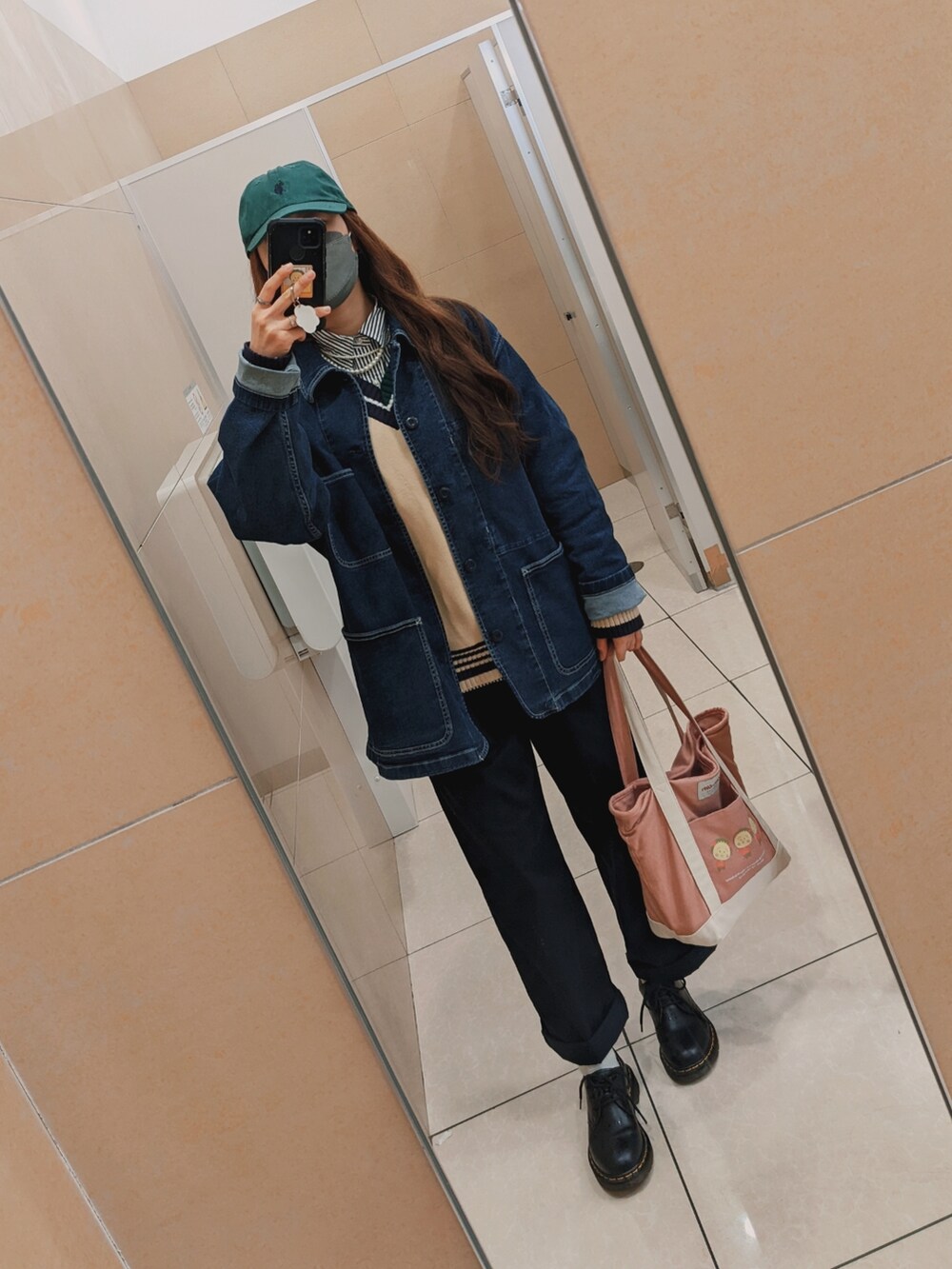 ベージュ系のニット/セーター、ブルー系のチノパンツ、ブラック系のドレスシューズを着用したレディースの冬コーディネートの2枚目の写真