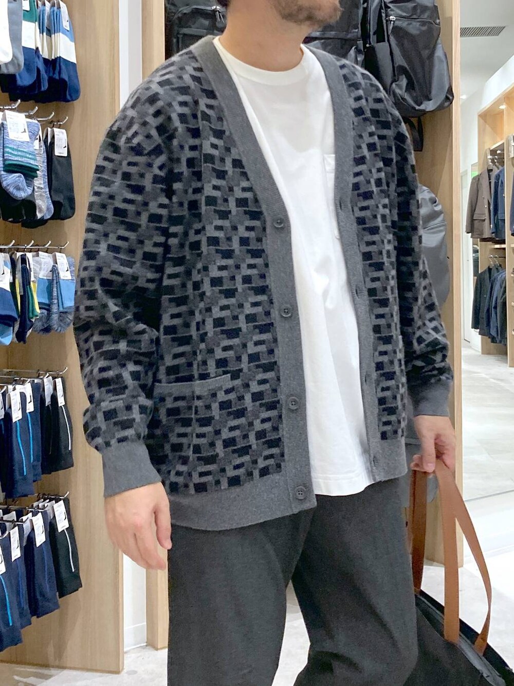 ホワイト系のTシャツ/カットソー、ブラック系のトートバッグ、ブラック系のその他シューズを着用したメンズの秋コーディネートの5枚目の写真
