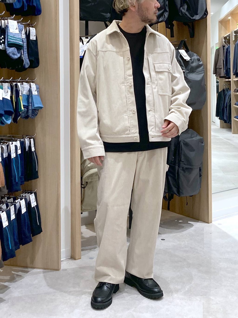 ブラック系のその他シューズ、ブラック系のスウェット、ベージュ系のその他パンツを着用したメンズの秋コーディネートの4枚目の写真