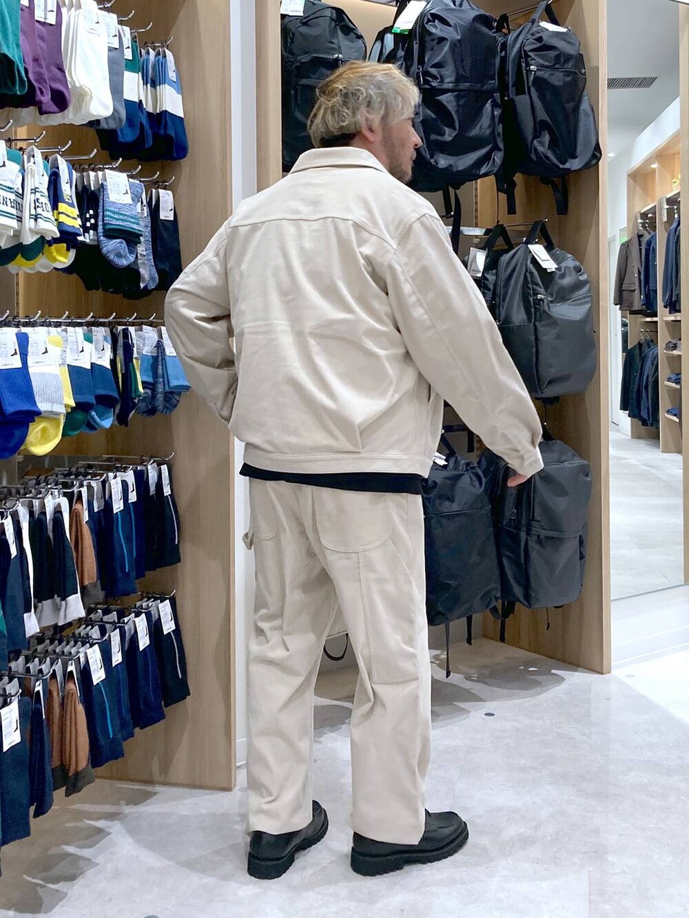 ブラック系のその他シューズ、ブラック系のスウェット、ベージュ系のその他パンツを着用したメンズの秋コーディネートの3枚目の写真