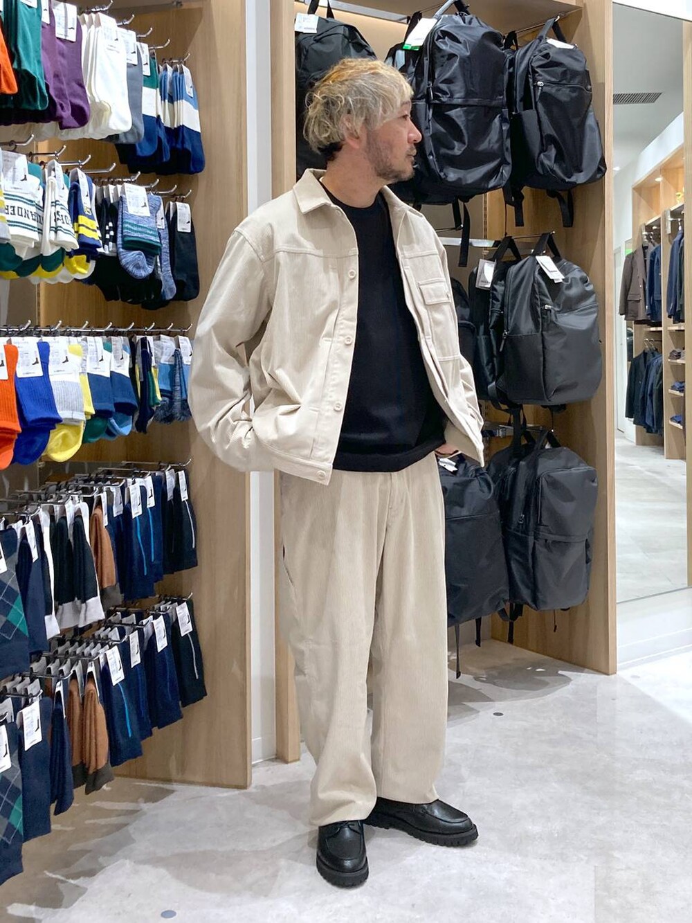 ブラック系のその他シューズ、ブラック系のスウェット、ベージュ系のその他パンツを着用したメンズの秋コーディネートの2枚目の写真