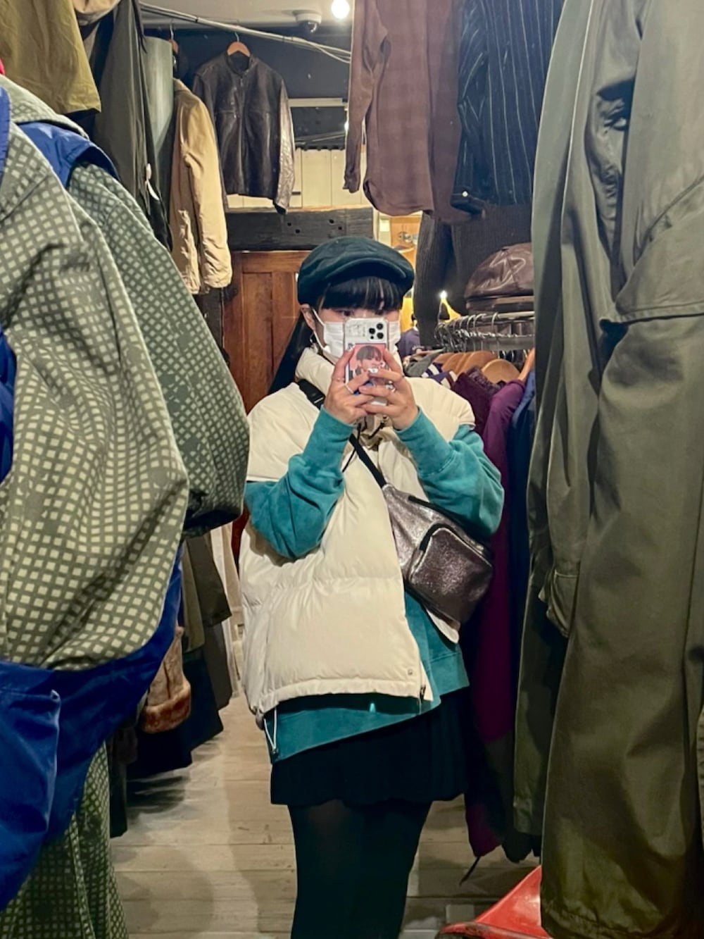 グリーン系のスウェット、シルバー系のボディバッグ/ウエストポーチ、ブラック系のニットキャップ/ビーニーを着用したレディースの春コーディネートの2枚目の写真