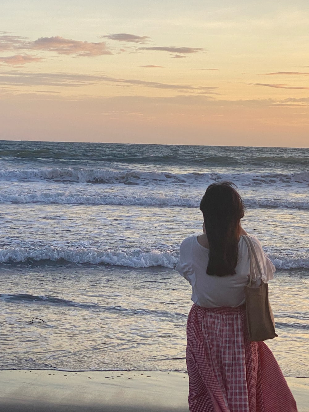 ホワイト系のトップスを着用したレディースの夏コーディネートの2枚目の写真