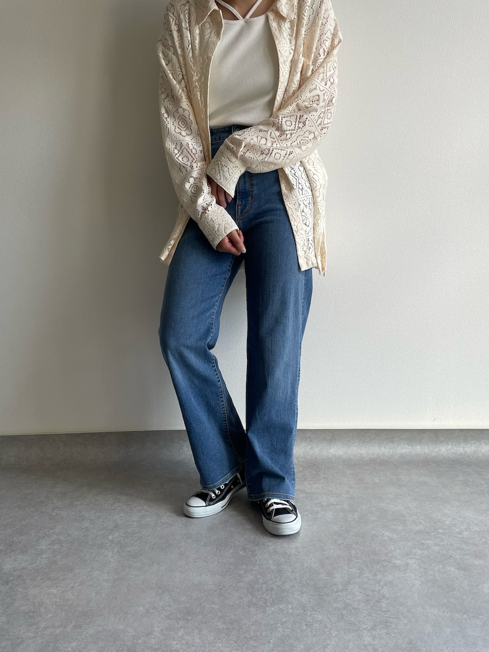 ホワイト系のシャツ/ブラウス、ホワイト系のタンクトップ、ブルー系のデニムパンツを着用したレディースの春コーディネートの3枚目の写真