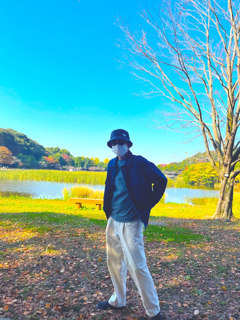 ブルー系のデニムジャケット、ブルー系のハットを着用したメンズの秋コーディネートの2枚目の写真