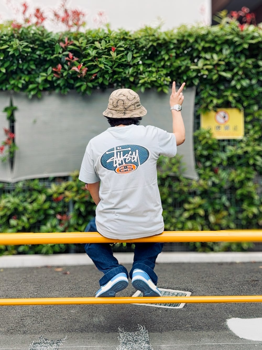 「ストリート、古着MIX、古着、古着コーデ、古着好きな人と繋がりたい、アメカジ」｜「STUSSYのアイテム（Tシャツ/カットソー、ブルー系）」を使った、たつやさん（メンズ・155cm）の春コーディネートの2枚目の写真
