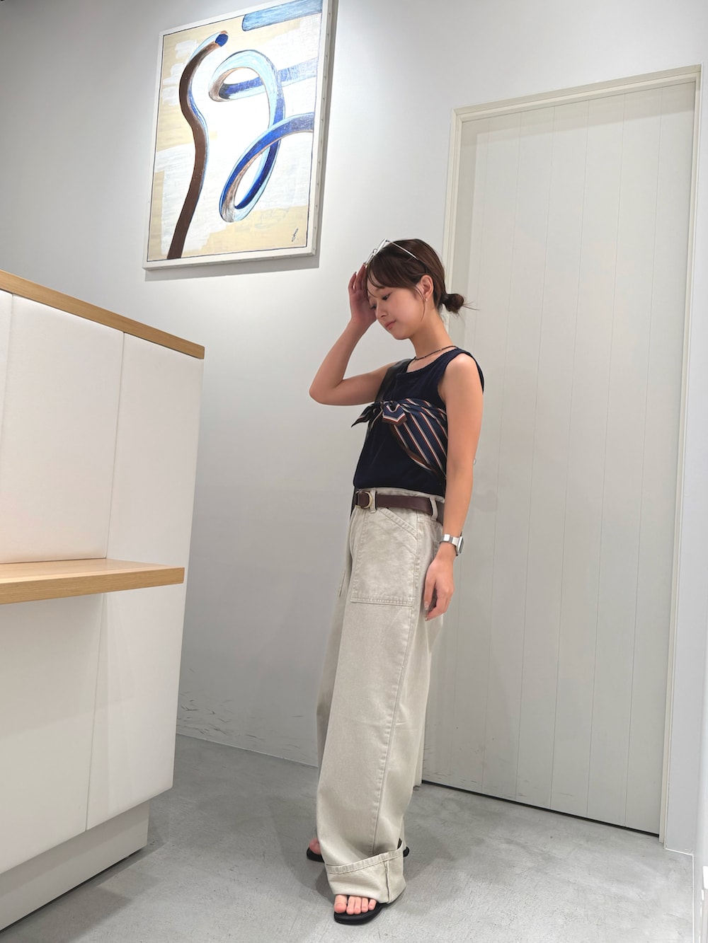 ベージュ系のその他パンツ、ブラック系のショルダーバッグ、ブルー系のニット/セーターを着用したレディースの夏コーディネートの2枚目の写真