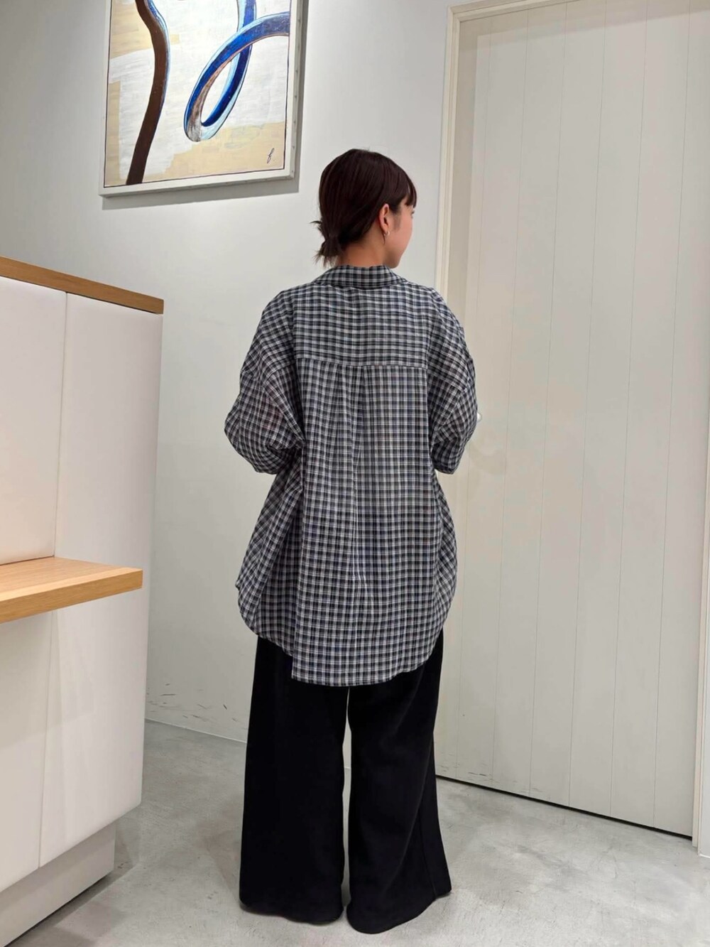 ホワイト系のタンクトップ、ブルー系のシャツ/ブラウス、ブラック系のスウェットパンツを着用したレディースの夏コーディネートの3枚目の写真