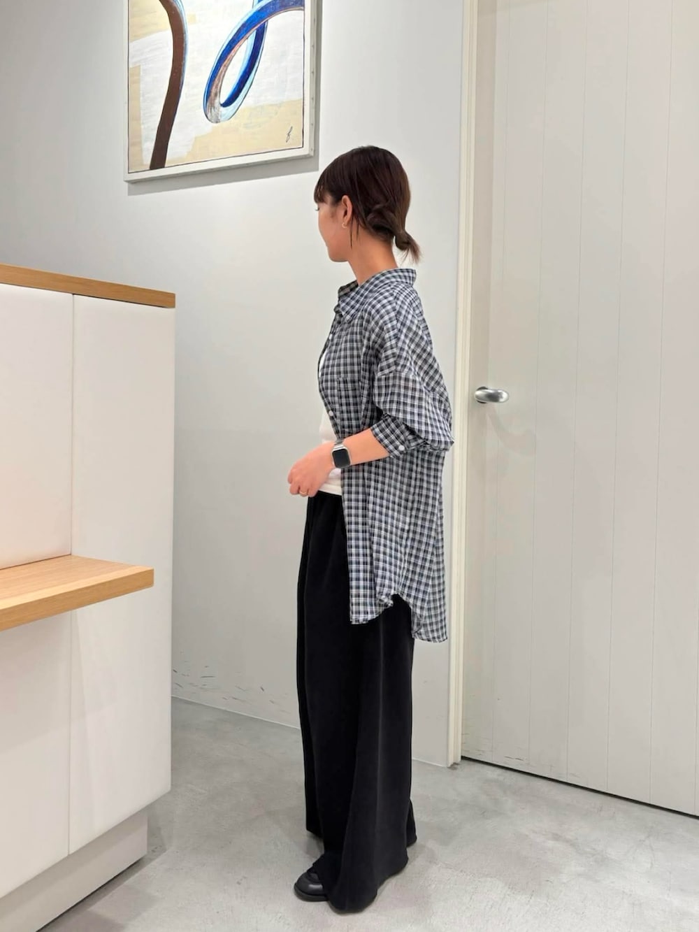 ホワイト系のタンクトップ、ブルー系のシャツ/ブラウス、ブラック系のスウェットパンツを着用したレディースの夏コーディネートの2枚目の写真