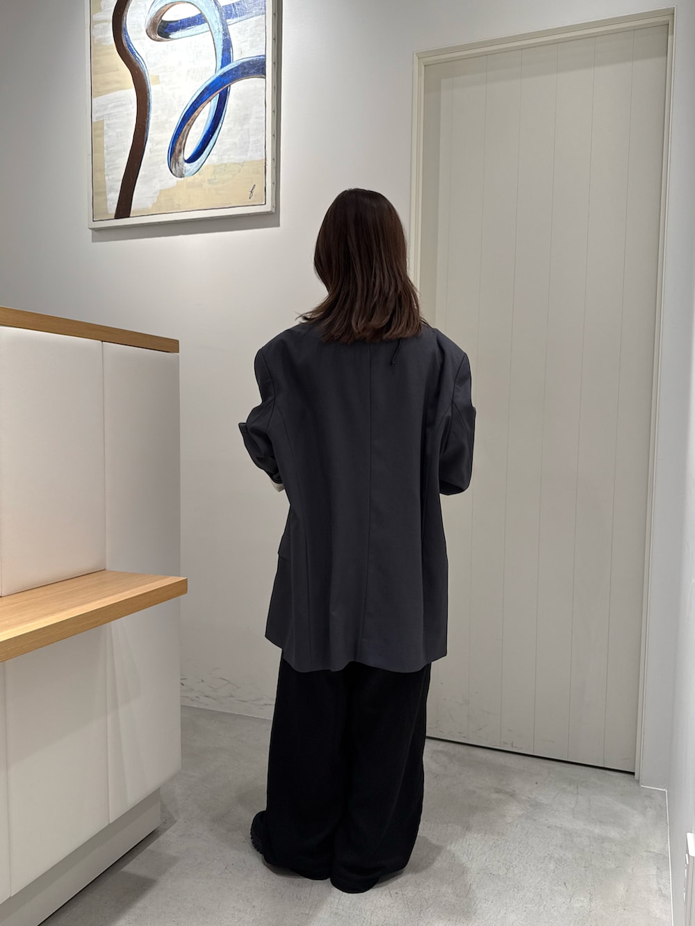 ブラック系のその他シューズ、グレー系のその他アウター、グレー系のTシャツ/カットソーを着用したレディースの秋コーディネートの3枚目の写真