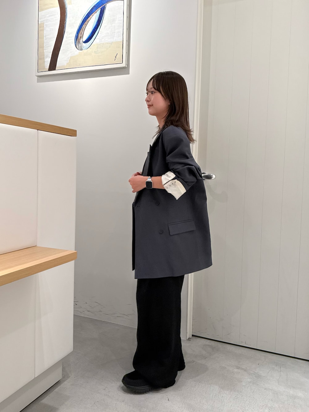 ブラック系のその他シューズ、グレー系のその他アウター、グレー系のTシャツ/カットソーを着用したレディースの秋コーディネートの2枚目の写真