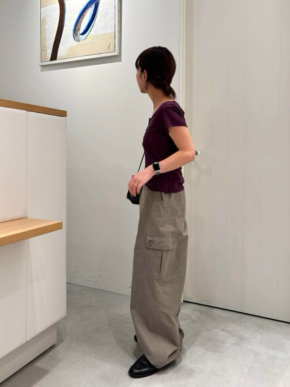 パープル系のTシャツ/カットソー、ブラック系のローファー、ブラック系のショルダーバッグを着用したレディースの夏コーディネートの2枚目の写真
