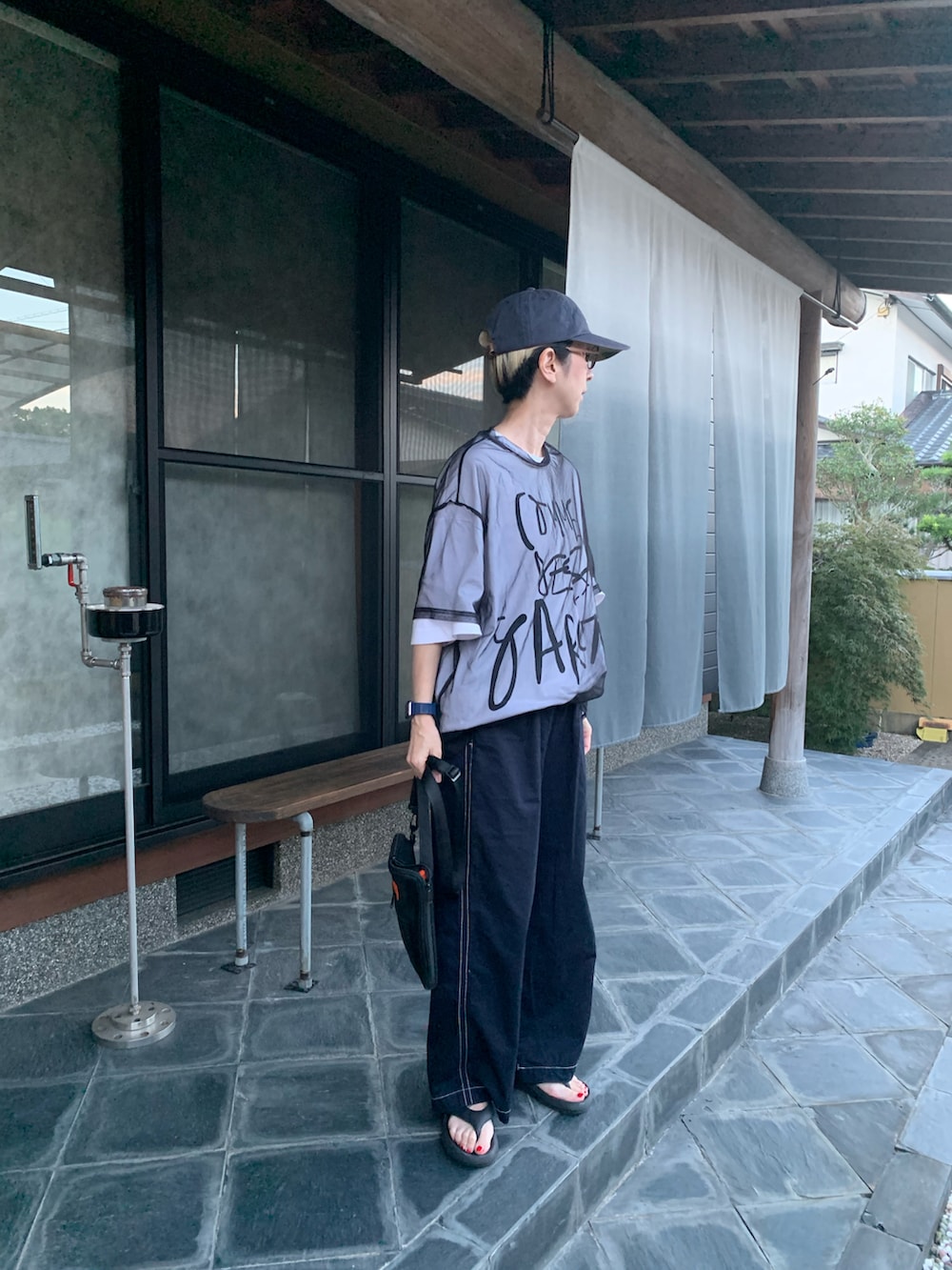 ホワイト系のTシャツ/カットソー、ブルー系のパンツ、ブルー系のキャップを着用したレディースの秋コーディネートの2枚目の写真