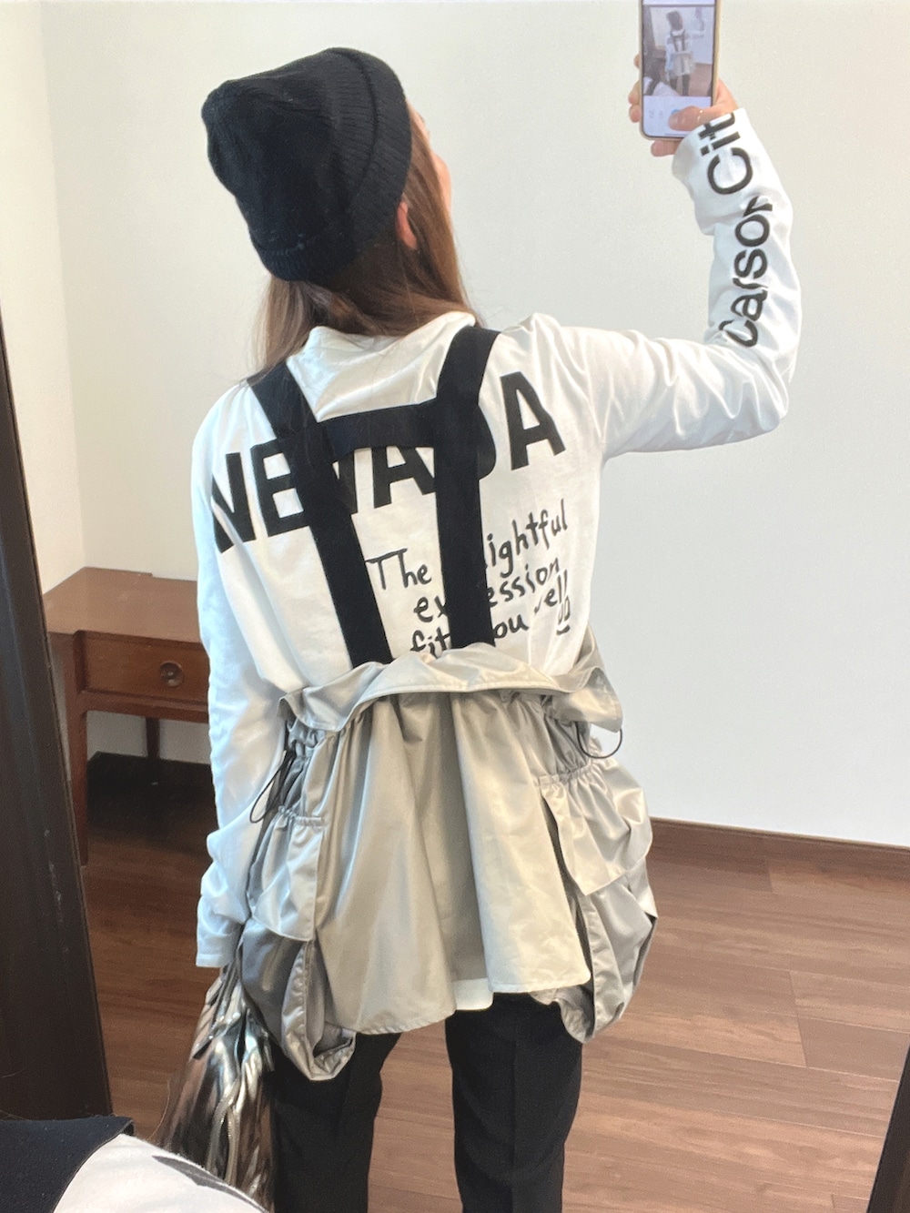 ホワイト系のTシャツ/カットソー、グレー系のその他アウター、ブラック系のスラックスを着用したレディースの春コーディネートの3枚目の写真