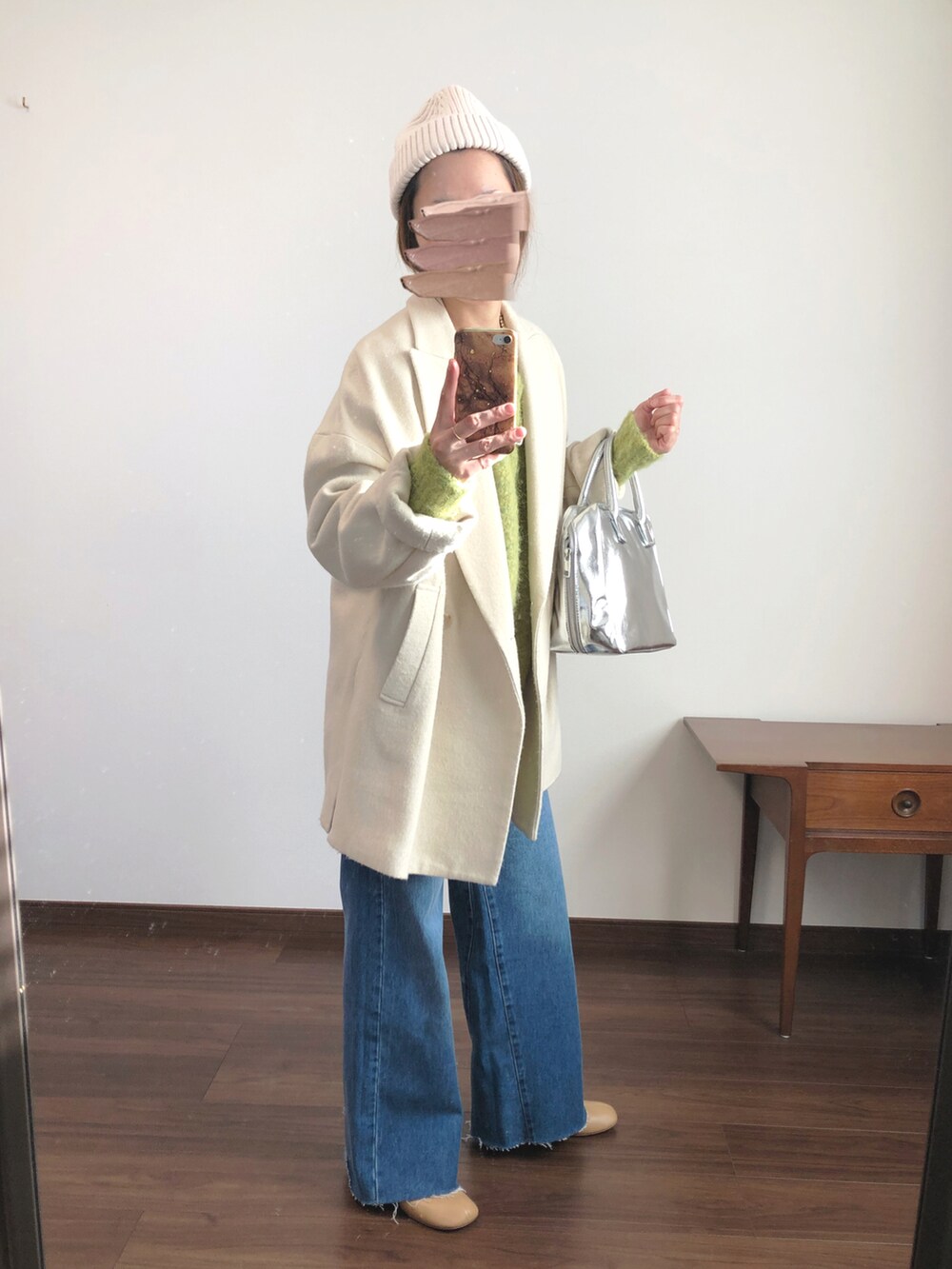 ベージュ系のテーラードジャケット、ブルー系のニット/セーター、ブルー系のデニムパンツを着用したレディースの冬コーディネートの2枚目の写真