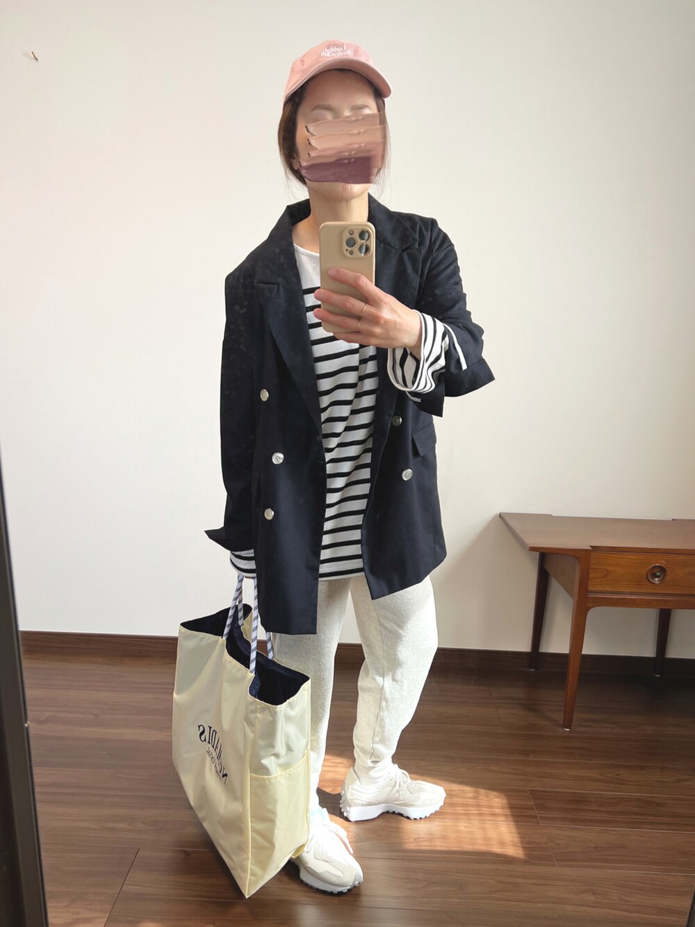 ブルー系のブルゾン、ブラック系のTシャツ/カットソー、ベージュ系のパンツを着用したレディースの春コーディネートの2枚目の写真