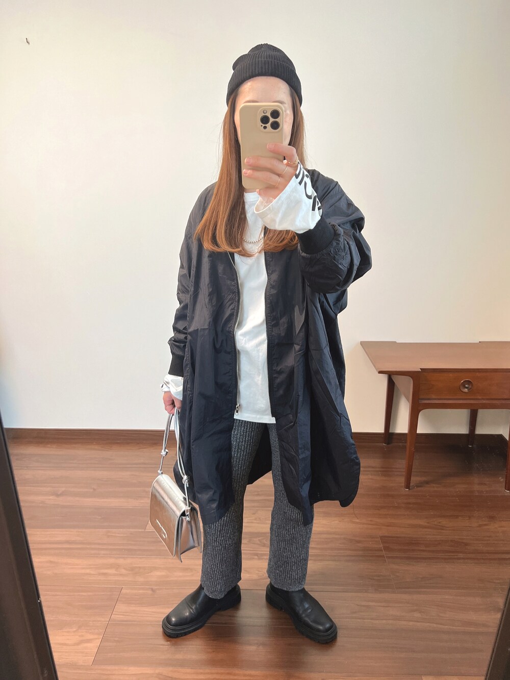 ブラック系のMA-1、ホワイト系のTシャツ/カットソー、グレー系のその他パンツを着用したレディースの春コーディネートの3枚目の写真