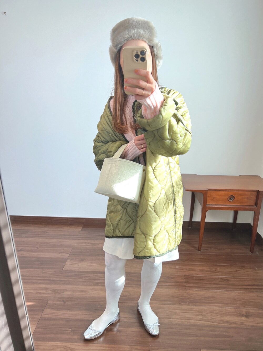 ピンク系のニット/セーター、ベージュ系のスラックス、シルバー系のバレエシューズを着用したレディースの冬コーディネートの3枚目の写真