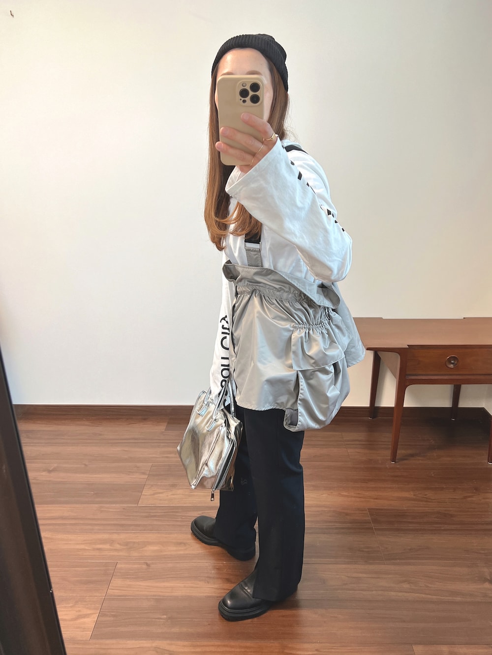 ホワイト系のTシャツ/カットソー、グレー系のその他アウター、ブラック系のスラックスを着用したレディースの春コーディネートの2枚目の写真
