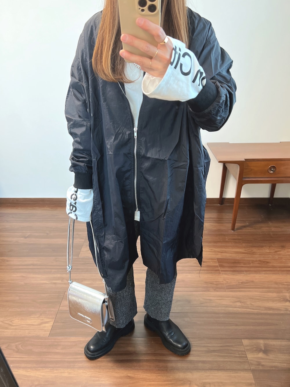 ブラック系のMA-1、ホワイト系のTシャツ/カットソー、グレー系のその他パンツを着用したレディースの春コーディネートの2枚目の写真