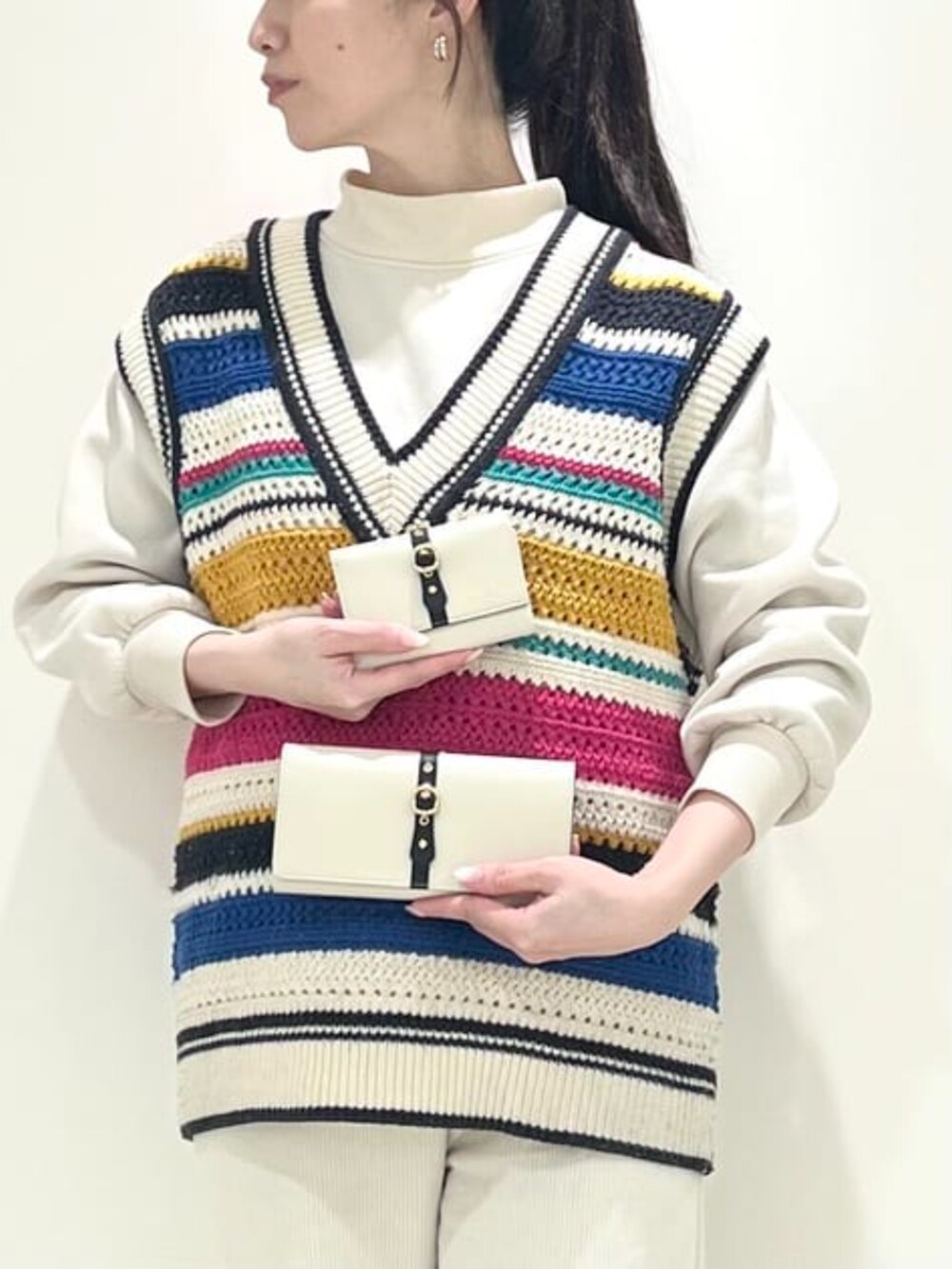 ホワイト系の財布、ホワイト系の財布を着用したレディースの冬コーディネートの2枚目の写真