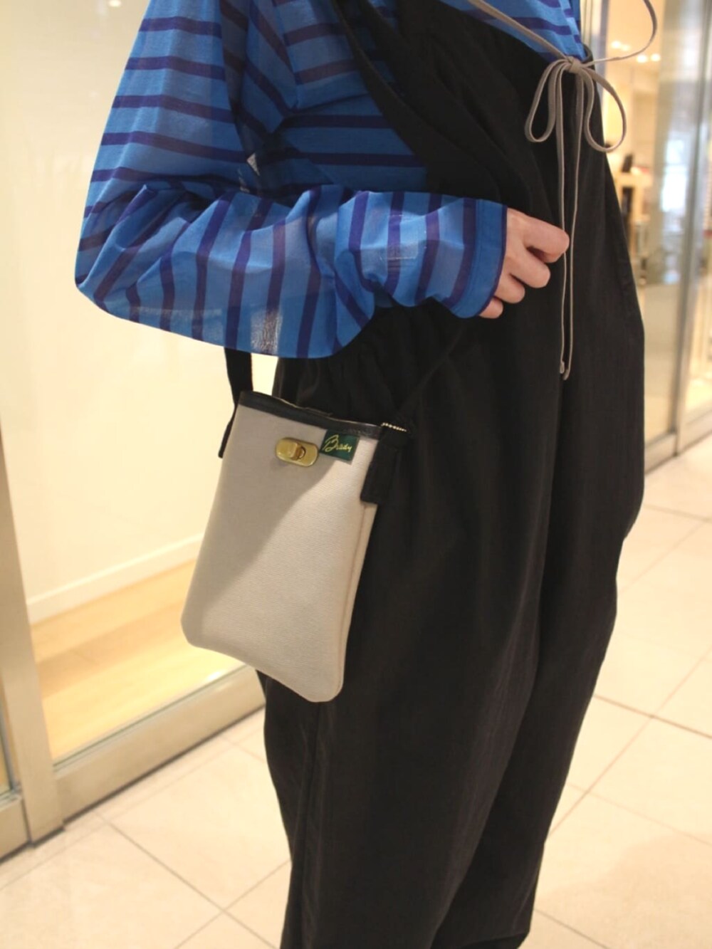「シアートップス、ボーダートップス、ボーダーTシャツ、オールインワン、オールインワンコーデ、春コーデ、春夏コーデ、春服、ジェリーサンダル、ミニバッグ、ミニバッグコーデ、orcival、BRADY」｜「MEYAMEのMEYAME | ギャザー オールインワン WOMEN（つなぎ/オールインワン、ブラック系）」を使った、Bshopスタッフさん（レディース・153cm）の春コーディネートの2枚目の写真